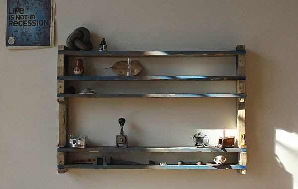 Living-Room-pallet-shelves (1)