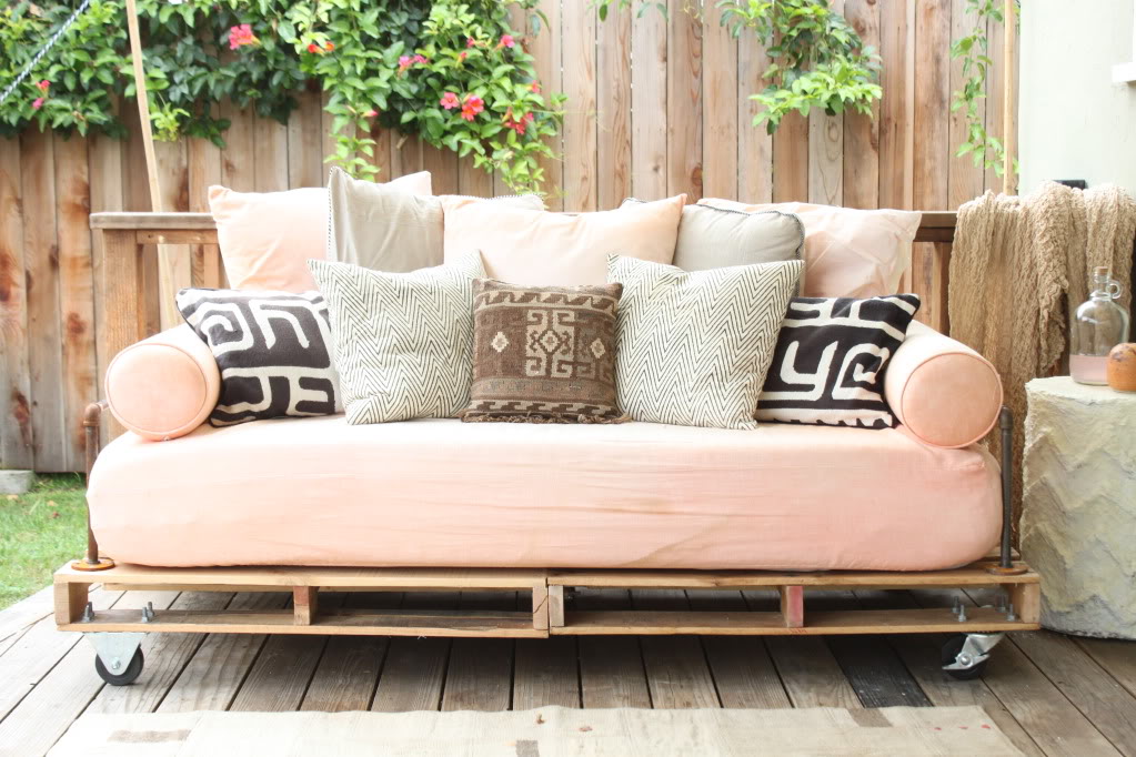 Diy pallet outdoor couch 1 via niketalk