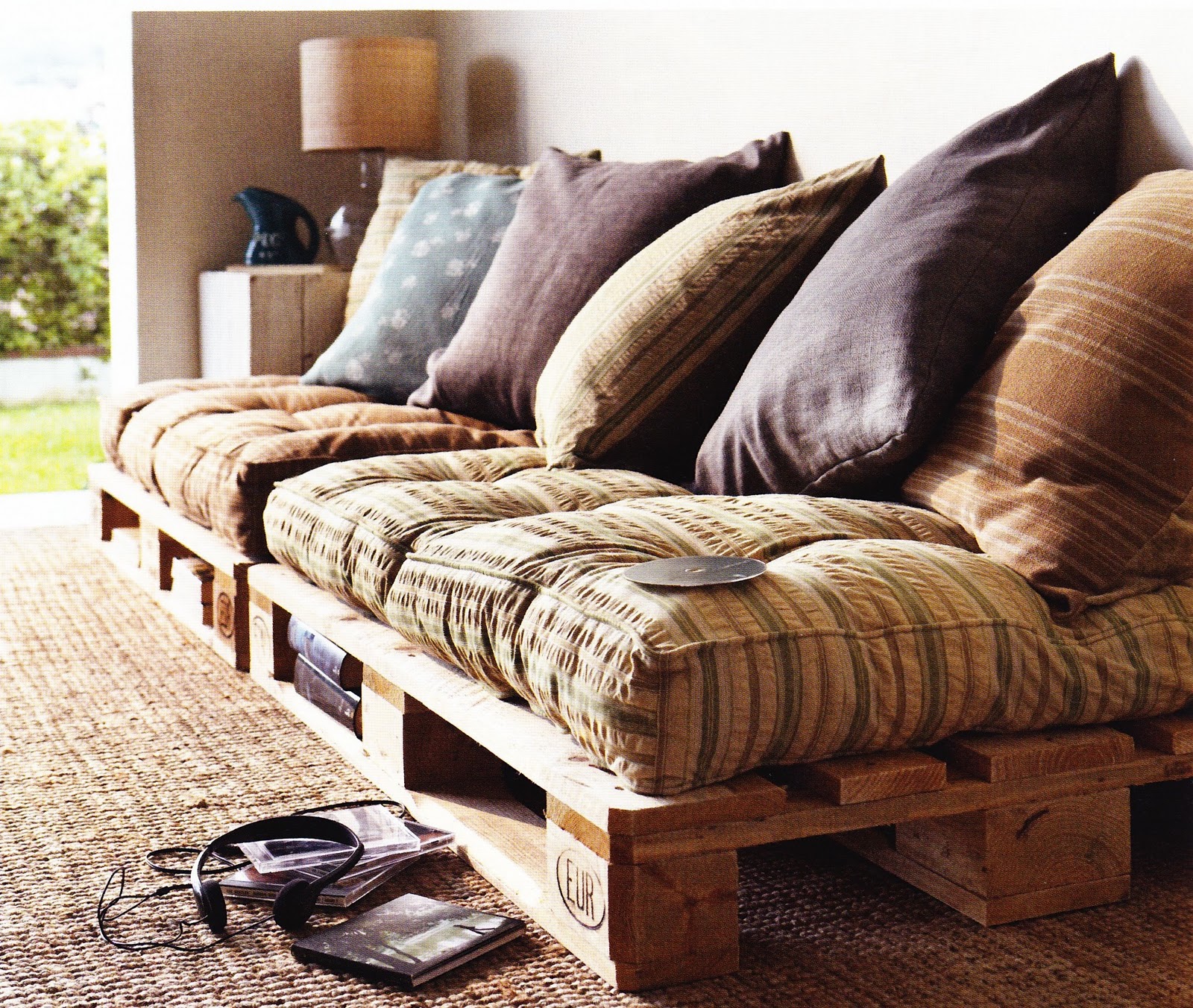 Pallet sofa from frenchbydesign.blogspot.com 