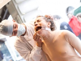 Šī sieviete ļāva sevi spīdzināt veselas 10 stundas no vietas – Iemesls liks atplest muti!