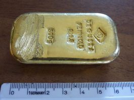 Šī meitene peldoties piemājas ezerā, atrada zelta stieni, taču šokējošākais tikai sekoja!