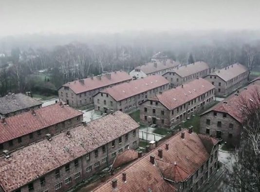 Šis Puisis Ar Dronu Ielidoja Visiem Labi Zināmajā Aušvicas Koncentrācijas Nometnē. Nofilmētais Materiāls Parāda Šaušalīgo Patiesību