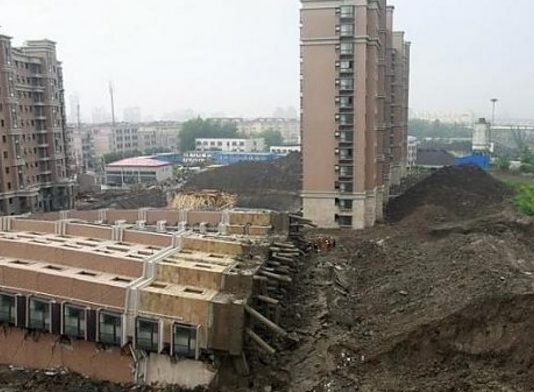 Ēka Bija Pilnībā Pabeigta, Tomēr Ķīnieši Izdomāja, Ka Zem Ēkas Varētu Uzbūvēt Garāžu…