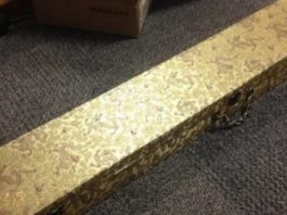 Šis Vīrietis Pa Ceļam Uz Mājām Pie Miskastēm Atrada Šo Kasti. Vēlāk Mājās To Atvēra Un Neticēja Savām Acīm! Lūk, Kas Bija Iekšā!