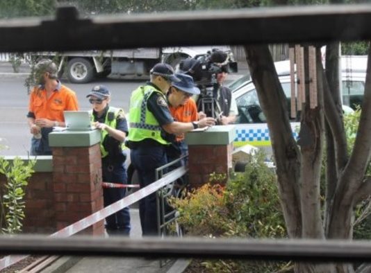 Šī Ģimene Mājas Pagalmā Sāka Rakt Dārziņu, Tad Viņi Atklāja, Ko Šausminošu!