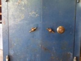 Dēls, Sava Vectēva Mājā Atrada Paslēptu Seifu – Tas, Ko Viņš Tajā Atrada – Ir Vienkārši Neticami!