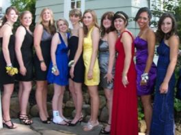 16 Meitenes Vienlaicīgi Palikušas Stāvoklī Peldoties Vienā, Kopīgā Baseinā Ar Citiem