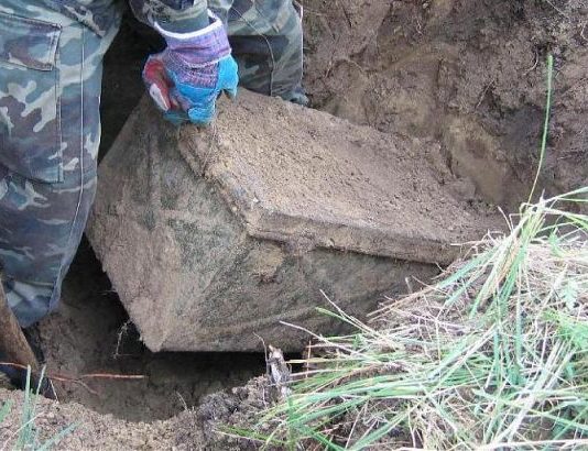 Šie Karavīri Uzgāja Apraktu Metāla Kasti! Pēc Tam Atgrieza To Vaļā Un Iekšā Atrada Šo! Neticami