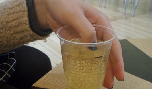 Viņa Pavisam Nemanāmi Ielika Savu Nagu Dzērienā. Pēc Pāris Sekundēm Laka Mainīja Krāsa Un Viņa Momentā Izsauca Policiju