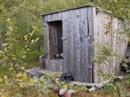 Šie Puiši Klejoja Pa Mežu Līdz Atrada Slēptu Mājiņu Meža Biezoknī. Tajā Iekšā Bija Liels Caurums Uz Ieeju Pamestās Raktuvēs!