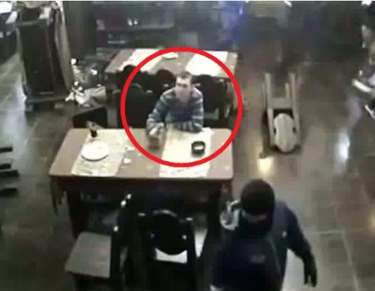 Pavisam Parasta Diena Krievijā! Pavērojiet Puisi, Kas Sēž Pa Vidu, Jūs Nekad Neuzminēsiet, Kas Notiks Tālāk!