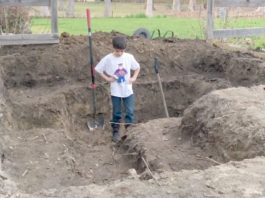 Tēvs Un Dēls Izraka Bedri Pagalmā. Tālākais Rezultāts Liks Atplest Muti