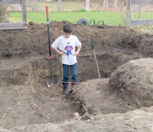 Tēvs Un Dēls Izraka Bedri Pagalmā. Tālākais Rezultāts Liks Atplest Muti