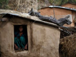 Gatavās Šausmas! Meitenīte Nosmok “MENSTRUĀCIJU BŪDIŅĀ”