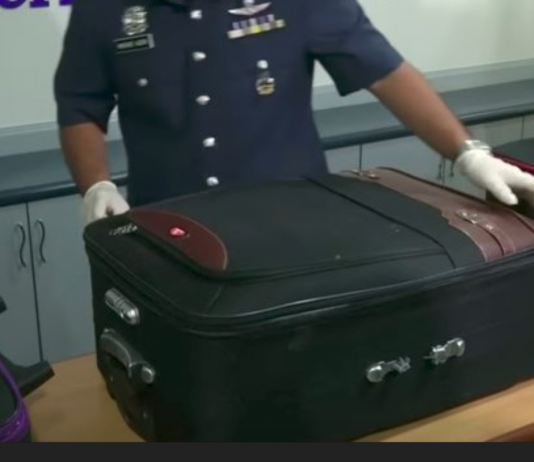 Policija ievēroja aizdomīgu vīru, kam bija milzīgs koferis – Attaisot tos vaļā – Policijai atkārās žoklis