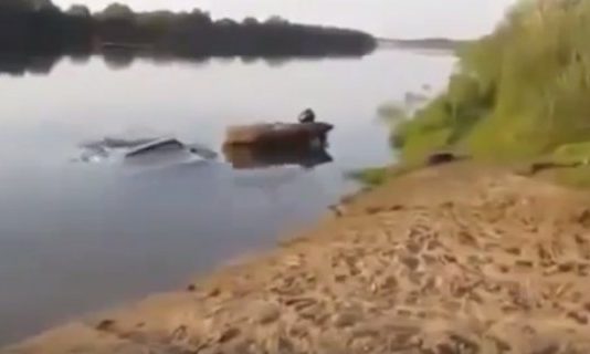 Viņi Šajā Upē Atrada, Ko Mistisku Un Izlēma To Izvilkt. Lūk, Kas Tas Izrādījās