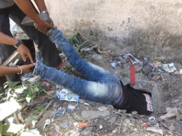 Viņi Sadzirdēja Raudāšanu No Ūdens Notekas, Kas Viņi Ieskatījās Iekšā, Viņiem Mati Sacēlās Gaisā…