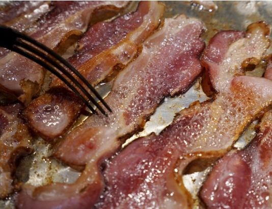 Kas tad mums šeit atklājas! Izrādās, ka lielās gaļas firmas mūs kārtīgi muļķo – bekons mūs visus iedzen slimībās un pat kapā!