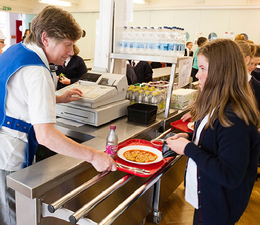 Čipsus, saldumus un cukurotus dzērienus varēs iegādāties tikai no 18 gadiem!!?