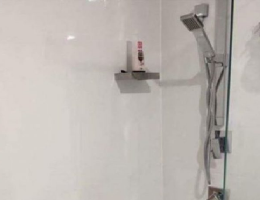 Santehniķi atlaida no darba par to, ka viņš bija uzņēmis klientes vannas istabas bildi un publicējis to internetā. Šausmas