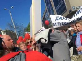 Drosmīgs Latvietis ar plakātu rokā, vakar iegāja krievu gājienā, kas protestē pret mācībām latviešu valodā. Tālāk notiekošais liek atplest muti!
