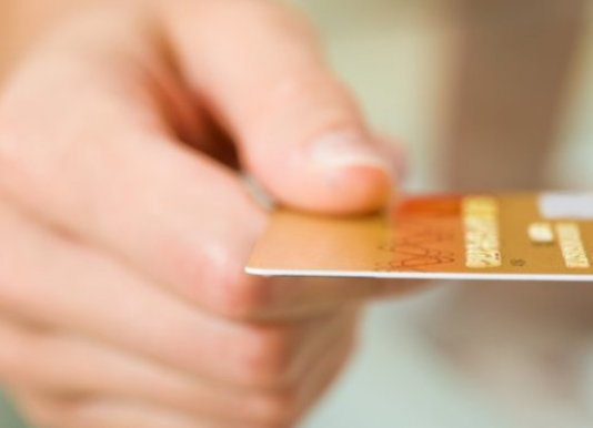 Policija izplatījusi brīdinājumu par noziedzniekiem, kas tevi acumirklī var atstāt bez naudas uz kartes – Lūk viņu shēma