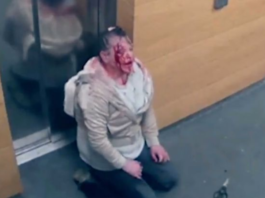 Kāpņu telpā piekauj un sadur sievieti. Viņa lūdz apkārtējo palīdzību –