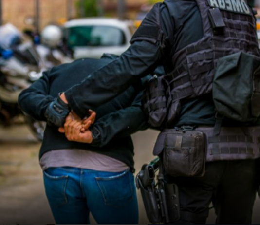 Policija brīdina par jaunu un noziedzīgu shēmu, kā caur telefonu cilvēkiem izkrāpj lielas naudas summas