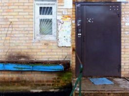 Izskatās Pēc Parastām Daudzstāvu Nama Durvīm. Bet Vai Vari Iedomāties Kas Patiesībā Aiz Tām Slēpjas?