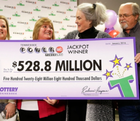 Lūk, kā dzīvo ģimene, kas loterijā laimēja 526 miljonus dolāru!