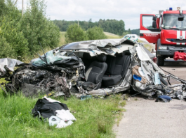 Notikusi ļoti šausmīga frontālā sadursme. Ir mirušie un no mašīnas itin nekas, nav palicis pāri!