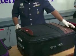Policija bija ievērojusi aizdomīgi cilvēku, kam bija milzīgs koferis – Kad policija to atvēra, viņi neticēja tam, ko redzēja!