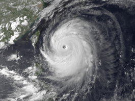 Pasaule iet uz galu? Ķīnā sākusies postoša viesuļvētra, kuras dēļ mājas pavēlēts pamest 2,5 miljoniem cilvēku! Desmitiem mirušo