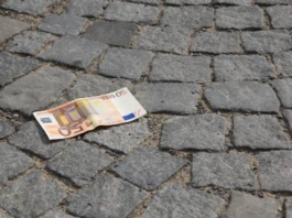 Es uz ielas atradu naudas banknoti! Es izdarīju, kā man bija mācījusi vecmāmiņa un tagad man vienmēr ir nauda!