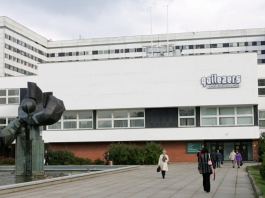 “Nav brīnums, kāpēc visi aizbrauc…” Slimnīcas informē, ka nākamgad darbiniekiem būtiski samazināties ienākumi