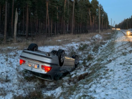 Noticis kārtējais negadījums, kurš beidzies diezgan dīvaini – Garām braucējiem izbrīnā