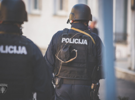 Rīgas iedzīvotāji kanālā zem ledus pamanīja, ko baisu – Tika izsaukta policija un atklājās šausminošais