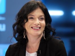 Milzu skandāls! Ministres Patravičas vīra firma izmaksā algas aploksnēs. Negrasās atkāpties!