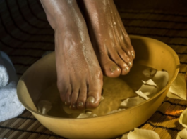 Iemērc vienreiz nedēļā savas pēdas etiķī un Jūs redzēsiet kā visas jūsu kaites un slimības pazūd!