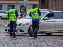 UZMANĪBU visiem autovadītājiem! Uz Latvijas ceļiem uzdarbojas viltus policisti, kuri Tevi aptur un…