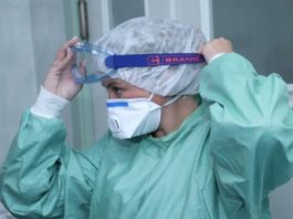 Slimi cilvēki joprojām turpina doties uz darbu un veikalu – Vai tiešām jāpakļauj riskam pārējie?