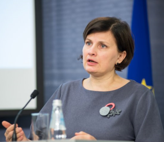 Viņķele paziņo, ka no 280 atlidojušajiem repatriantiem, tikai ap 20 tika veikti koronavīrusa testi