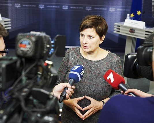 Ilze Vinķele skarbi izsakās par tautu un draud ar jauniem un milzīgiem naudas sodiem par sejas maskas nenēsāšanu
