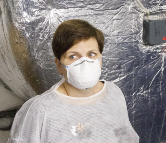 Tiek rosināta ideja par to, ka obligātas maskas būtu jāvelk visos veikalos, ēdināšanas nozarē un citur