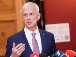 Kariņš paziņo, kas notiks Latvijā, ja saslims vēl lielāks skaits cilvēku