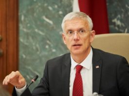 Kariņš izsakās par to, ka katram Latvijas iedzīvotajam noteikti vajadzēs vakcinēties pret Covid-19