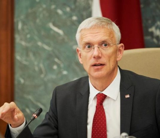 Kariņš izsakās par to, ka katram Latvijas iedzīvotajam noteikti vajadzēs vakcinēties pret Covid-19