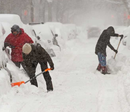 Latvijai straujā ātrumā tuvojas spēcīga sniega vētra. Sinoptiķi brīdina par gaidāmajām sekām