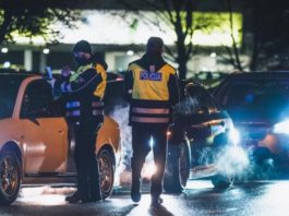 Policija vienā mašīnā pieķer cilvēkus no dažādam mājsaimniecībām. Šoferim milzīgs sods