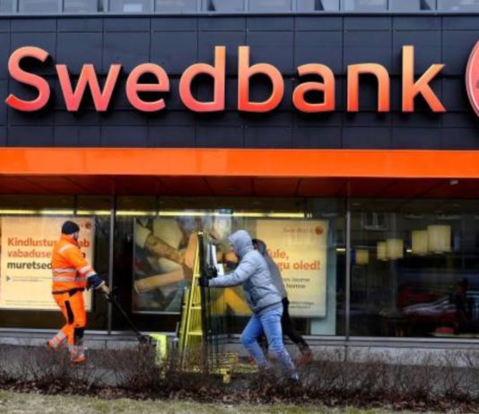 Swedbank Brīdina pilnīgi visus bankas klientus – No kontiem pazūd tūkstoši!